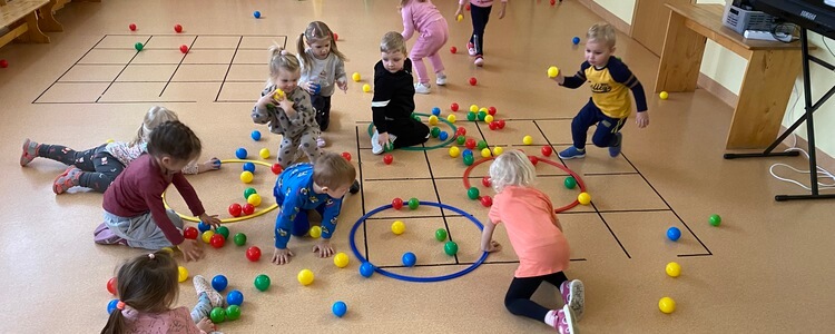 Fizinio aktyvumo veikla „Spalvotų kamuoliukų šėlsmas“