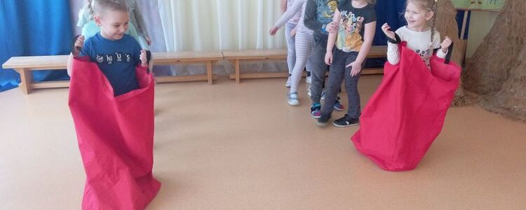 Fizinio aktyvumo veikla „Linksmosios estafetės“
